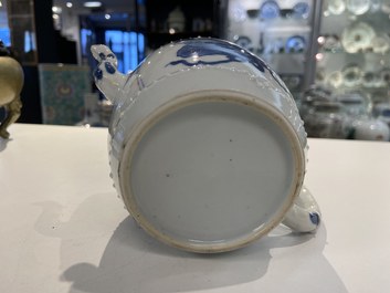 Een Chinese blauw-witte theepot met antiquiteiten, Kangxi