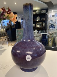 Un vase de forme bouteille en porcelaine de Chine &agrave; &eacute;mail flamb&eacute;, marque de Kangxi, 19&egrave;me