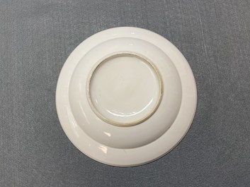 Un plat en porcelaine de Chine qianjiang cai &agrave; d&eacute;cor d'un oiseau en vol, 19/20&egrave;me