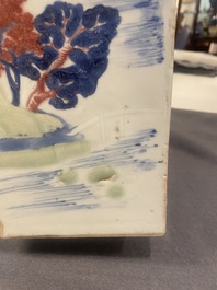 Un vase de forme carr&eacute;e en porcelaine de Chine en bleu et blanc, c&eacute;ladon et rouge de cuivre, Kangxi