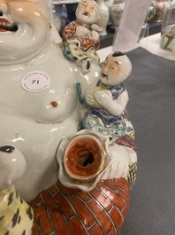 Une figure de Bouddha en porcelaine de Chine famille rose, marque en creux, 19/20&egrave;me