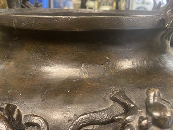 Een zeer grote Chinese bronzen wierookbrander, Xuande merk, Ming