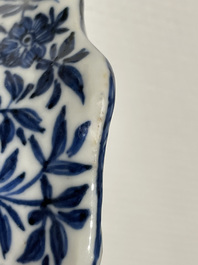 Un saleron en porcelaine de Chine en bleu et blanc d'apr&egrave;s un mod&egrave;le europ&eacute;en en argent, Kangxi