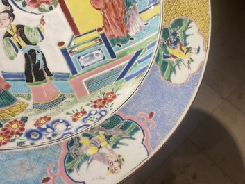 Un grand plat en porcelaine de Chine famille rose &agrave; d&eacute;cor de figures devant un temple, Yongzheng