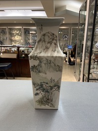 Un vase de forme carr&eacute;e en porcelaine de Chine qianjiang cai, sign&eacute; Ma Qingyun, 19/20&egrave;me