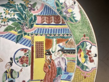 Un grand plat en porcelaine de Chine famille rose &agrave; d&eacute;cor de figures devant un temple, Yongzheng