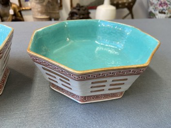 Une paire de bols de forme octagonale en porcelaine de Chine, marque et &eacute;poque de Tongzhi