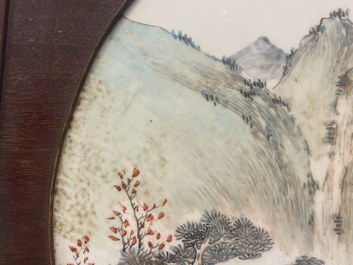 Een ronde Chinese qianjiang cai plaquette met een landschap, gesign. Wang Shao Wei, 19e eeuw