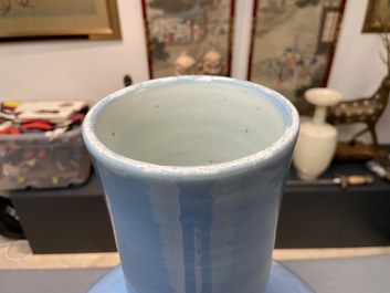 Un grand vase de forme 'tianqiu ping' en porcelaine de Chine clair de lune monochrome, 19&egrave;me