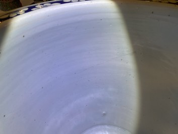 Un aquarium en porcelaine de Chine en bleu et blanc, 19&egrave;me