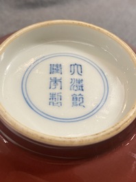 Un bol en porcelaine de Chine rouge de cuivre monochrome, marque de Qianlong, R&eacute;publique