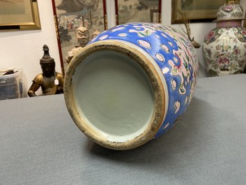 Un vase de forme rouleau en porcelaine de Chine famille rose &agrave; fond rose claire, 19&egrave;me