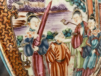 Een Chinese famille rose dekselvaas met mandarijns decor, Qianlong