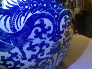 Un aquarium en porcelaine de Chine en bleu et blanc, 19&egrave;me