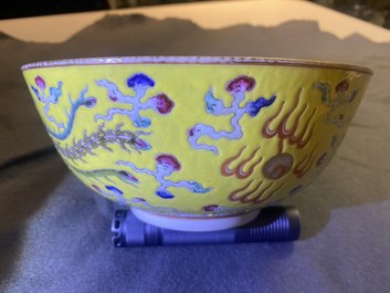 Een Chinese famille rose 'draak en feniks' kom met gele fondkleur, Xuantong merk en periode