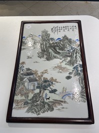 Une plaque &agrave; d&eacute;cor d'un paysage en porcelaine de Chine qianjiang cai, 19/20&egrave;me