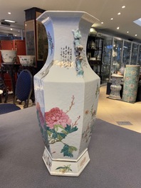 Un vase de forme hexagonale en porcelaine de Chine qianjiang cai &agrave; d&eacute;cor d'antiquit&eacute;s, 19&egrave;me