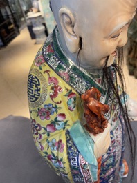 Une figure du Dieu d'&eacute;toiles 'Shou' en porcelaine de Chine famille rose, 19&egrave;me