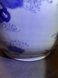 Trois grands vases en porcelaine de Chine en bleu et blanc, &eacute;poque Transition