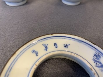 Une paire de pots couverts et une paire de bols couverts sur supports en porcelaine de Chine en bleu et blanc, 19&egrave;me