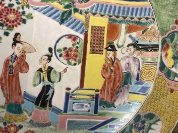 Un grand plat en porcelaine de Chine famille rose &agrave; d&eacute;cor de figures devant un temple, Yongzheng