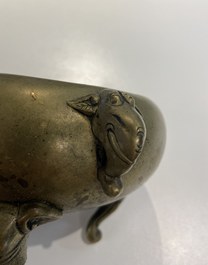 Een Chinese bronzen wierookbrander met olifantenoren en -poten, Qianlong merk en periode