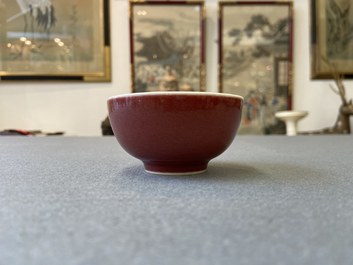 Une tasse &agrave; vin en porcelaine de Chine en rouge de cuivre monochrome, marque de Yongzheng, 19/20&egrave;me