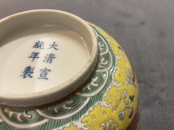 Un bol en porcelaine de Chine famille rose &agrave; fond jaune, marque et &eacute;poque de Xuantong