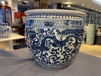 Un aquarium en porcelaine de Chine en bleu et blanc, 19&egrave;me