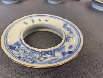 Une paire de pots couverts et une paire de bols couverts sur supports en porcelaine de Chine en bleu et blanc, 19&egrave;me