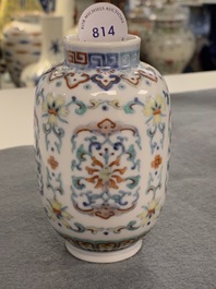 Un vase miniature en porcelaine de Chine doucai, marque et &eacute;poque de Yongzheng