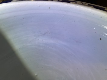 Un aquarium en porcelaine de Chine en bleu et blanc, 19&egrave;me