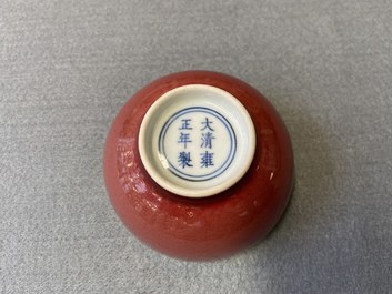 Une tasse &agrave; vin en porcelaine de Chine en rouge de cuivre monochrome, marque de Yongzheng, 19/20&egrave;me