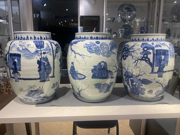 Trois grands vases en porcelaine de Chine en bleu et blanc, &eacute;poque Transition