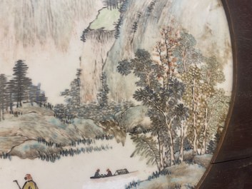 Een ronde Chinese qianjiang cai plaquette met een landschap, gesign. Wang Shao Wei, 19e eeuw