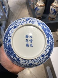 Een Chinees blauw-wit 'draken' bord, Guangxu merk en periode