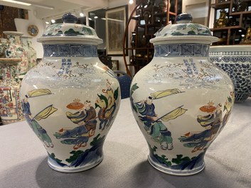 A pair of Chinese wucai vases and covers, 19/20th C.