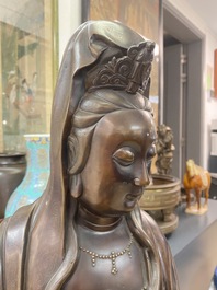 Een uitzonderlijk grote Chinese met zilver ingelegde bronzen figuur van Guanyin, Yutang Shi Sou merk, Qing