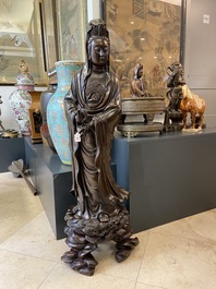 Een uitzonderlijk grote Chinese met zilver ingelegde bronzen figuur van Guanyin, Yutang Shi Sou merk, Qing