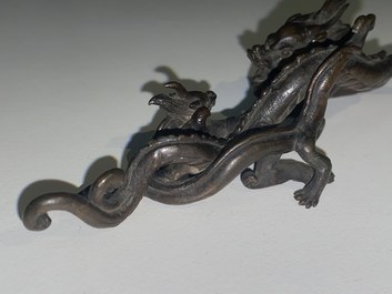 Un repose-pinceaux en forme de dragons en bronze, Chine, Yuan/Ming