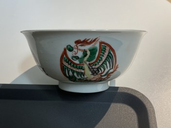 Un bol en porcelaine de Chine famille verte &agrave; d&eacute;cor de ph&eacute;nix, marque de Chenghua, Kangxi