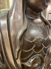 Une figure de Guanyin en bronze incrust&eacute; d'argent, marque Yutang Shi Sou, Qing