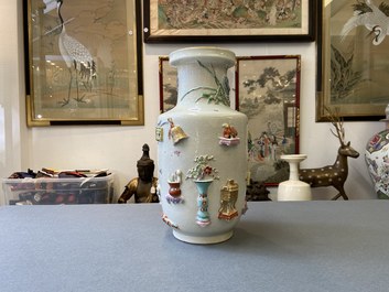 Un vase en porcelaine de Chine famille rose &agrave; d&eacute;cor d'antiquit&eacute;s en relief, Yongzheng