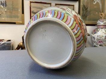 Un pot en porcelaine de Chine famille rose &agrave; d&eacute;cor de faisans, Qianlong