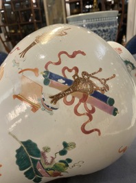 Un vase en porcelaine de Chine famille rose &agrave; d&eacute;cor d'antiquit&eacute;s, Qianlong