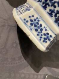 Une paire de vases en porcelaine de Chine en bleu et blanc et un &agrave; fond c&eacute;ladon, 19&egrave;me