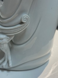 Une figure de Guanyin en porcelaine blanc de Chine de Dehua, marque de Boji Yuren, 18/19&egrave;me