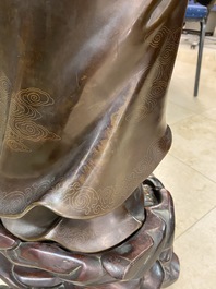 Een uitzonderlijk grote Chinese met zilver ingelegde bronzen figuur van Guanyin, Yutang Shi Sou merk, Qing