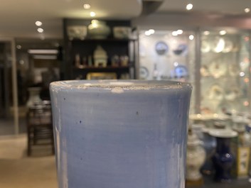 Un grand vase de forme 'tianqiu ping' en porcelaine de Chine clair de lune monochrome, 19&egrave;me