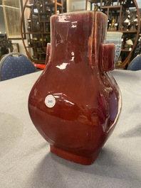 Un vase de forme 'fanghu' en porcelaine de Chine &agrave; &eacute;mail flamb&eacute; monochrome, Qing